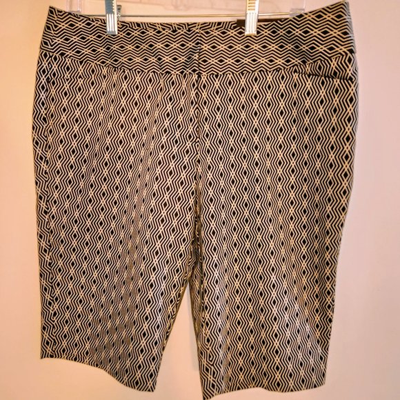 WORTHINGTON BLACK & WHITE GEO PRINT PULL-ON SHORTS~SZ 10~NWT! - Picture 1 of 4